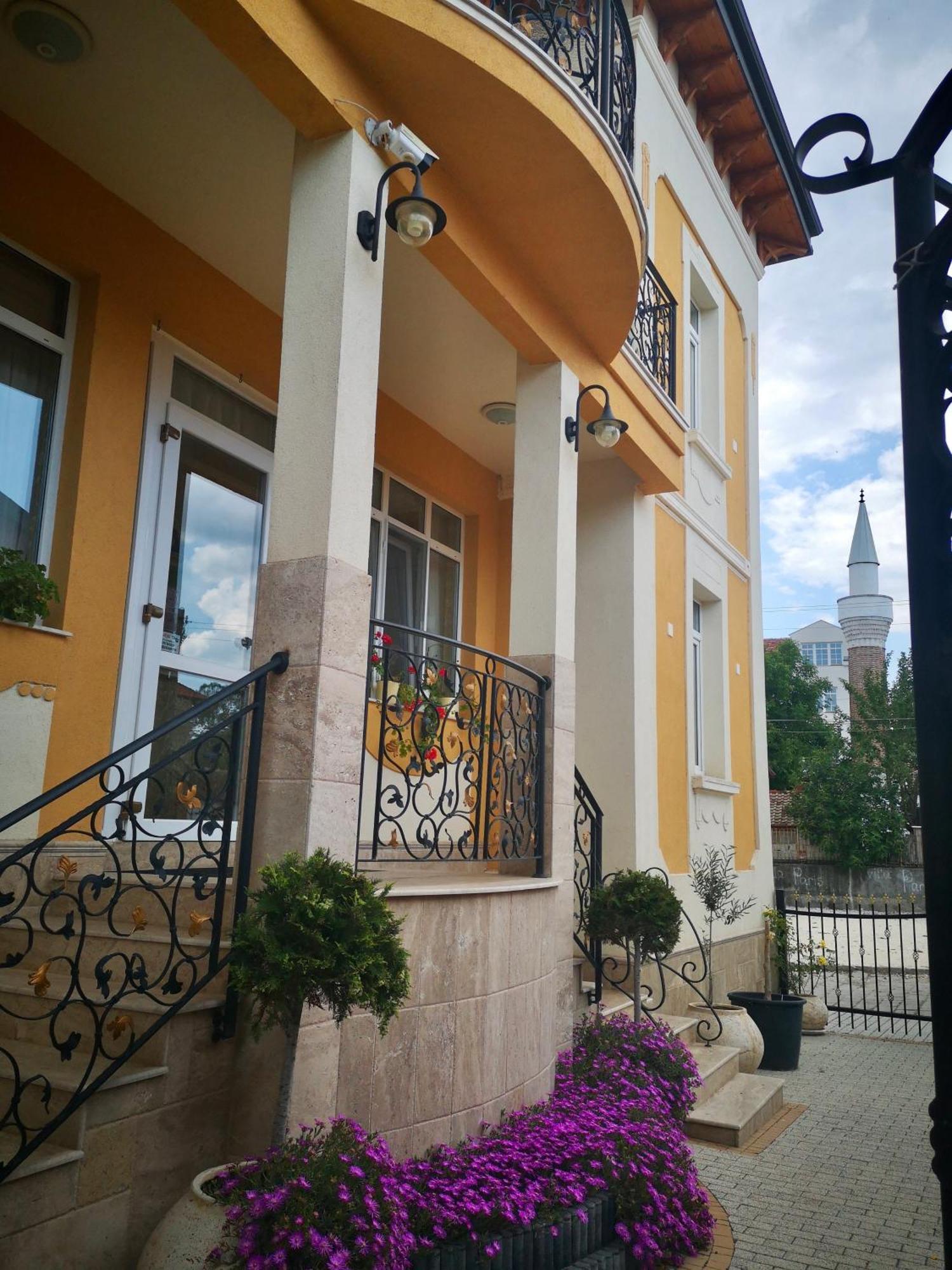 Villa Paris Chisarja Exteriör bild