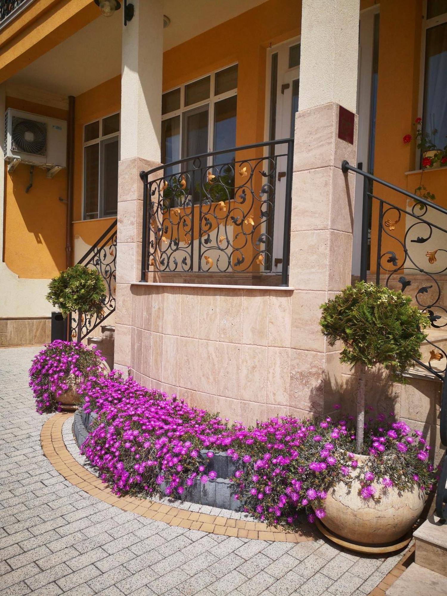 Villa Paris Chisarja Exteriör bild