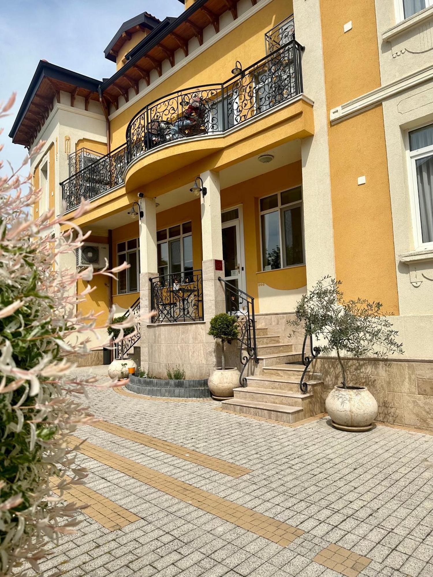 Villa Paris Chisarja Exteriör bild