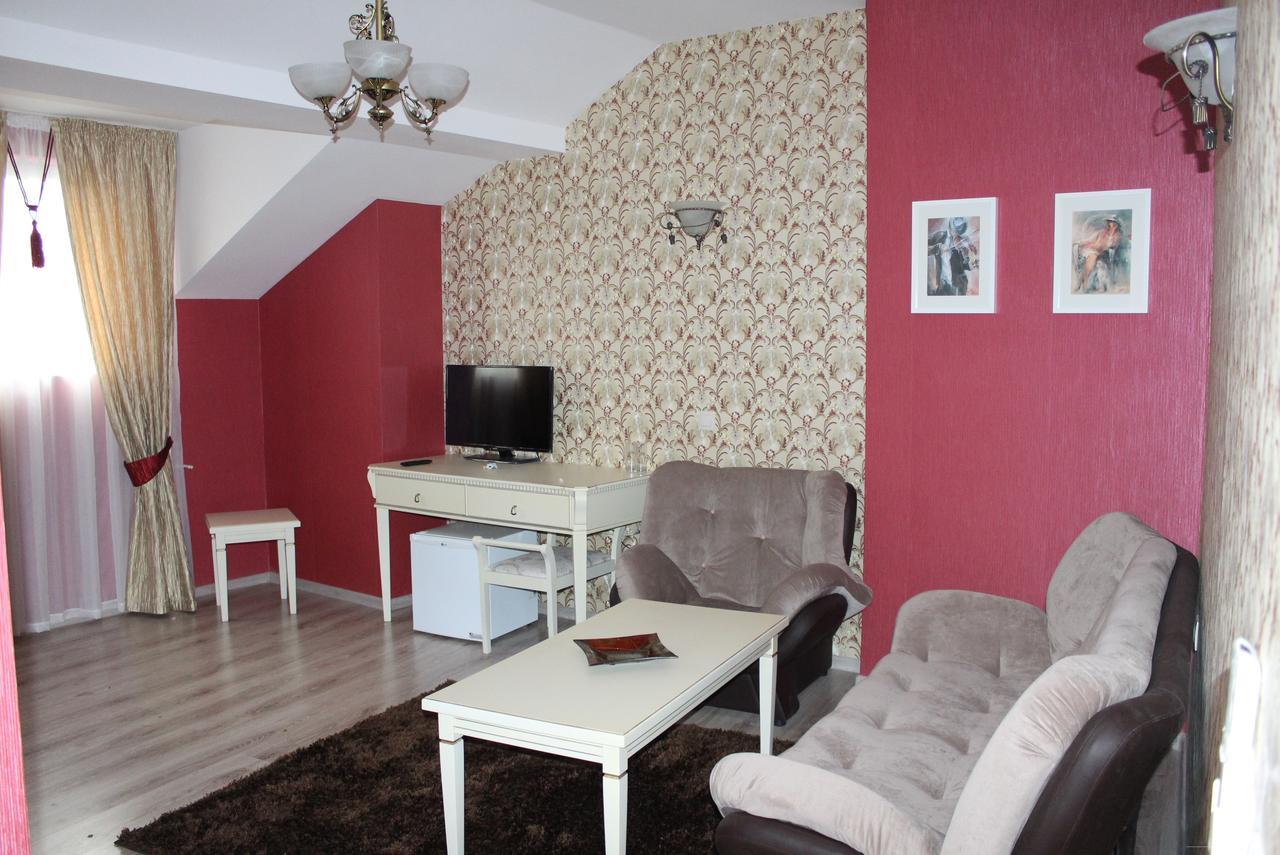 Villa Paris Chisarja Exteriör bild