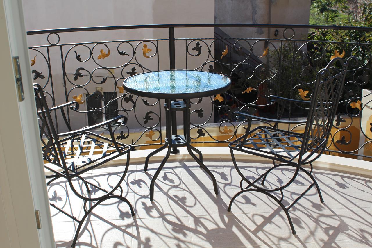 Villa Paris Chisarja Exteriör bild