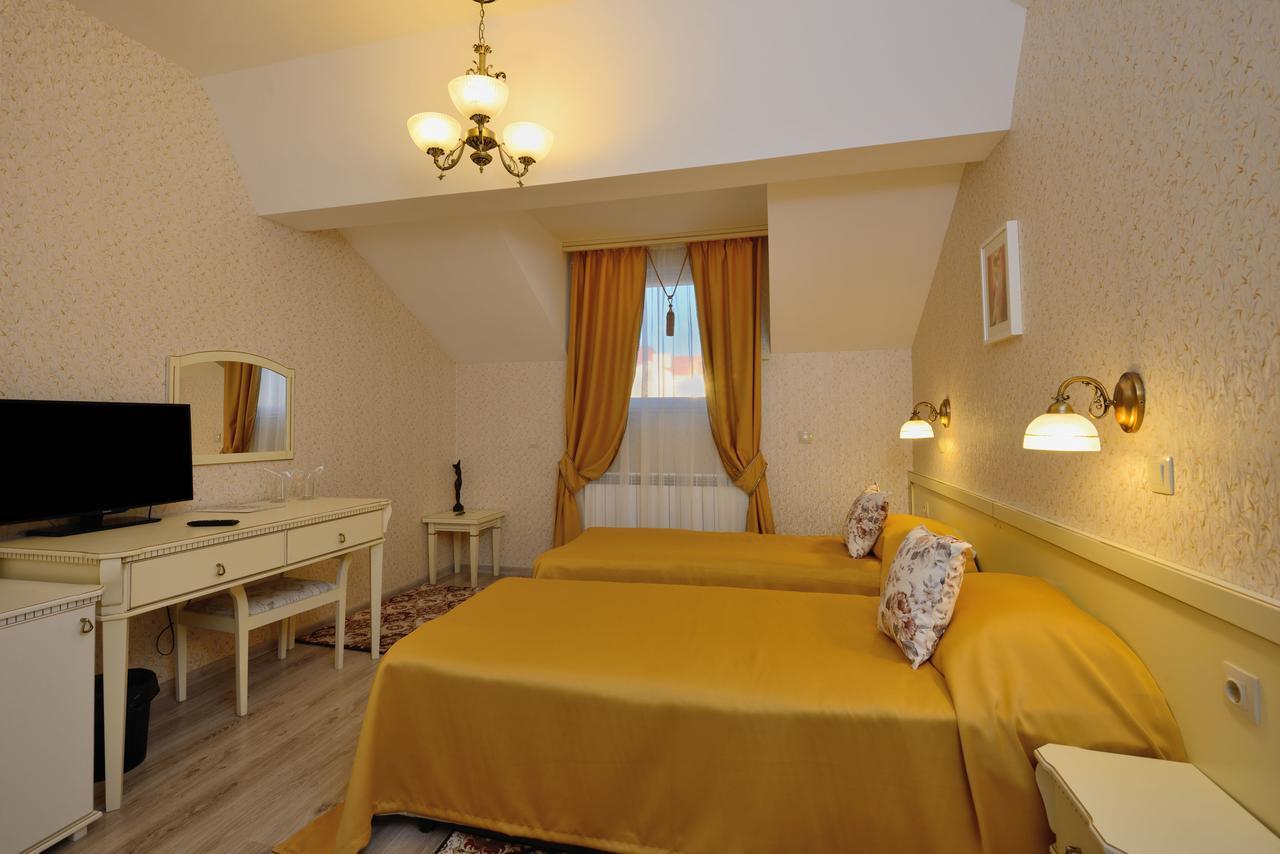 Villa Paris Chisarja Exteriör bild