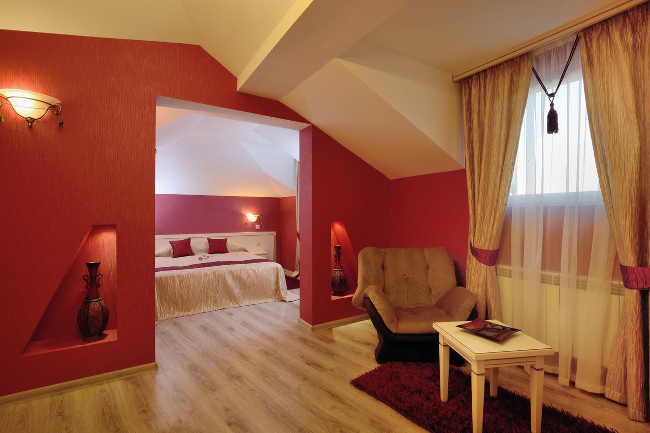 Villa Paris Chisarja Exteriör bild
